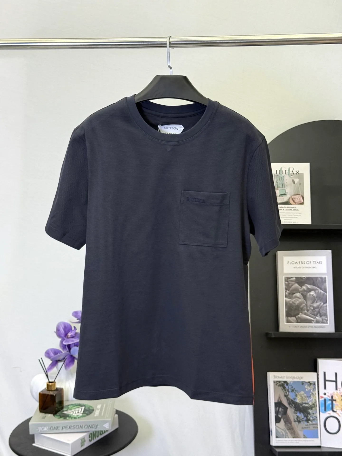💋Bottega Veneta Navy Blue Pocket Embroidered T-Shirt Wear Italian minimalist relaxed aesthetics into this low-key navy blue T-shirt. The iconic pocket embroidery of the same color, paired with delicate textured fabrics, is a taste that knowledgeable people can get at a glance. Select heavyweight high-count cotton material, which is as soft as clouds, draped and stylish, and the upper body has an "expensive sense of relaxation". The neat and slightly loose version is suitable for daily outings and light business commuting. A navy blue T-shirt can ensure your composure and dignity in all occasions. M-3XL